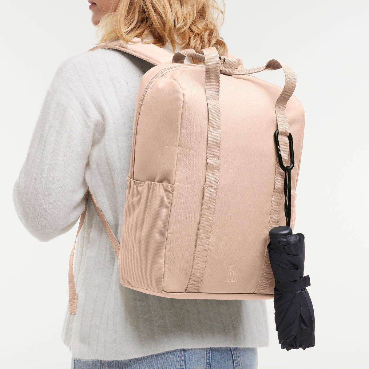 DAYPACK LOOP Rucksack in pearl (helles Puder-Rosa) von einer Frau als Rucksack auf dem Rücken getragen.