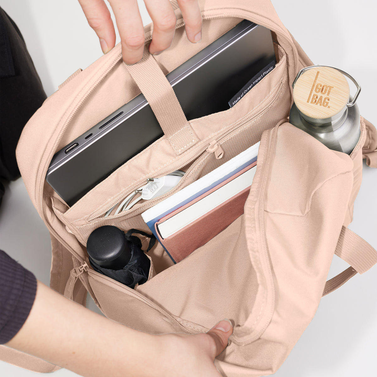 DAYPACK LOOP Rucksack in pearl (helles Puder-Rosa) als Detailaufnahme von innen.