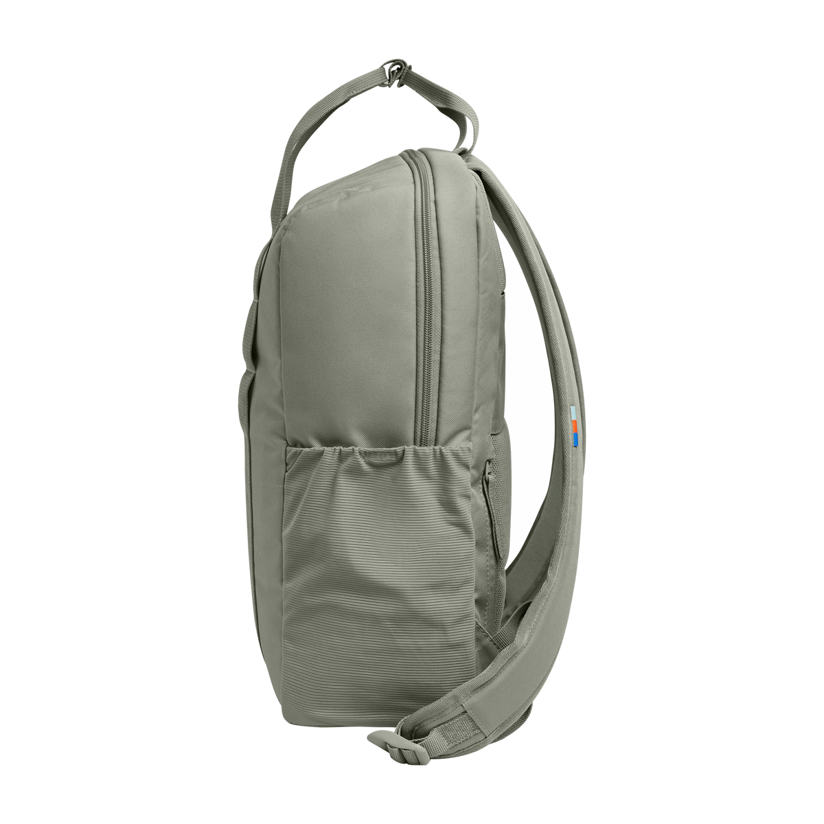 DAYPACK LOOP Rucksack in bass (Salbeigrün) als Studioaufnahme in Seitenansicht.