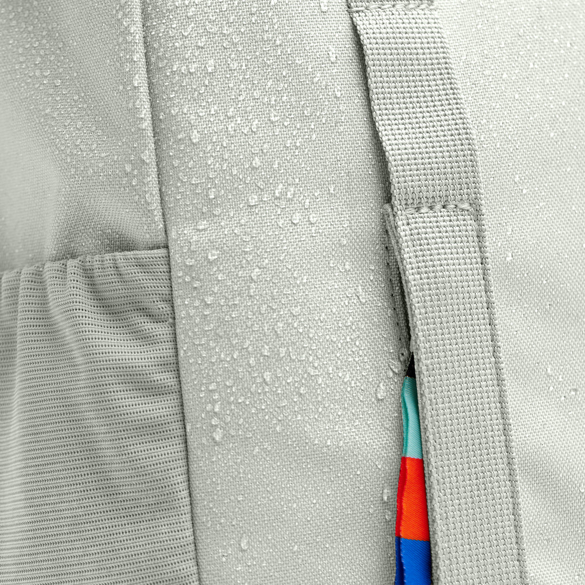 DAYPACK LOOP Rucksack in eel (sehr helles Grün/Mint), Detailaufnahme des Stoffes mit Wassertropfen.