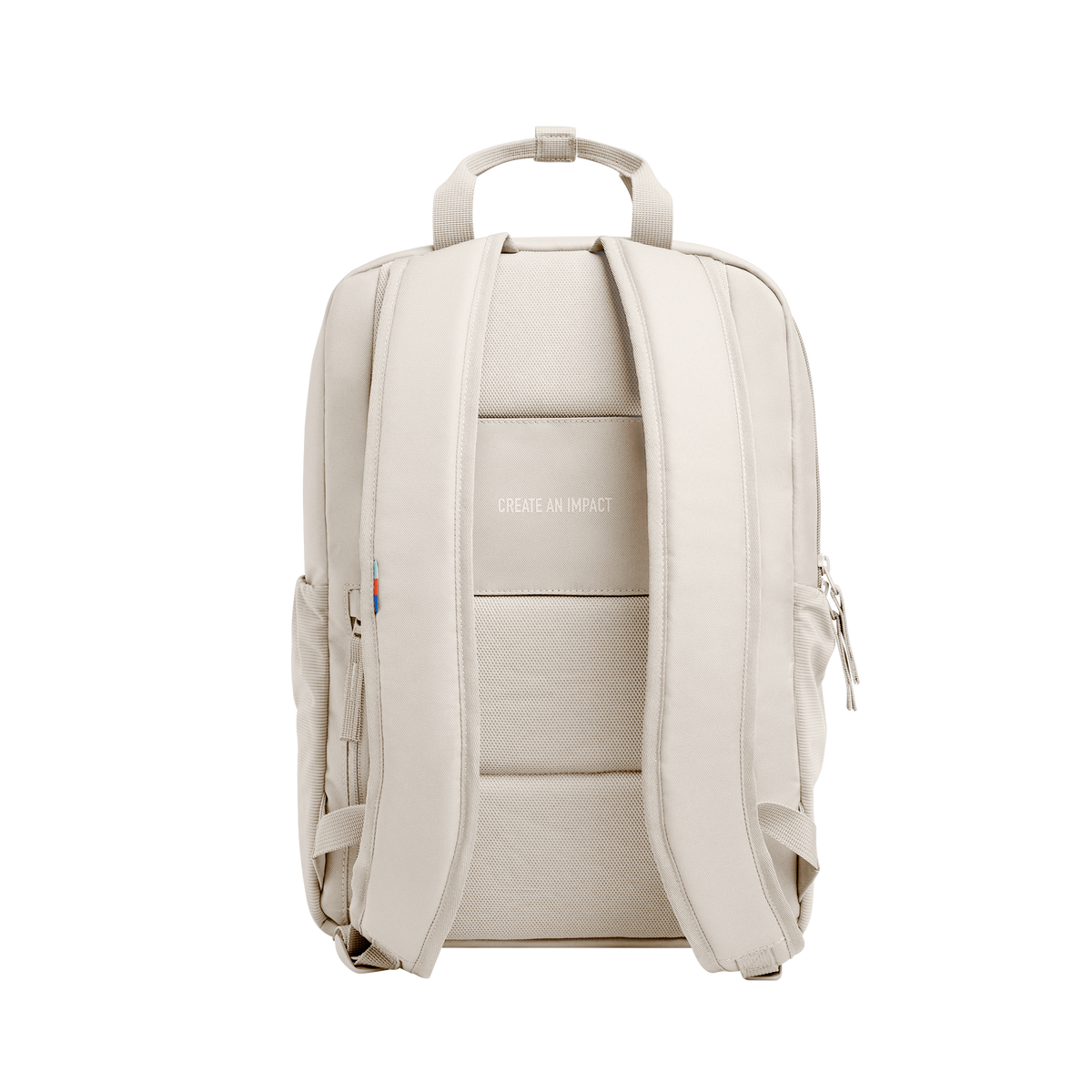 DAYPACK LOOP Rucksack in soft shell (warmes Cremeweiß) als Studioaufnahme in Rückansicht mit der Aufschrift CREATE AN IMPACT.