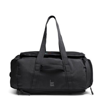 DUFFLE PACK Tasche in black (Schwarz) mit Tragegriffen, Reißverschlüssen und farbigem Detail in Frontansicht.