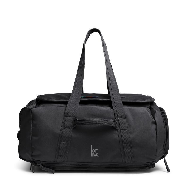 DUFFLE PACK Tas in black (Zwart) met draaghengsels, ritsen en kleurrijk detail in vooraanzicht.