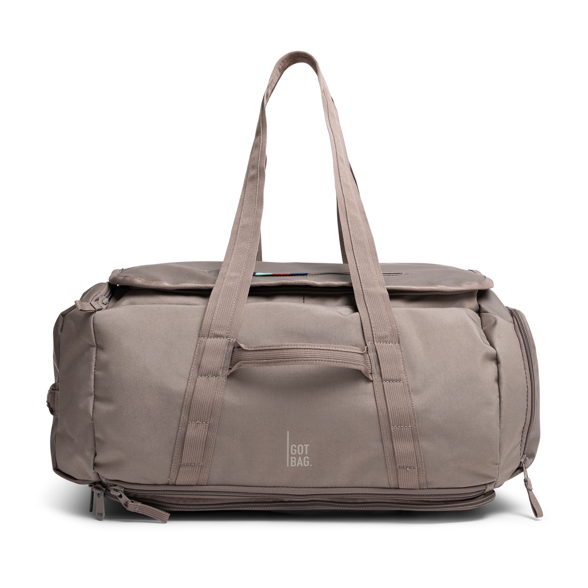 DUFFLE PACK sac en oyster (marron taupe classique) en photo studio vue de face.