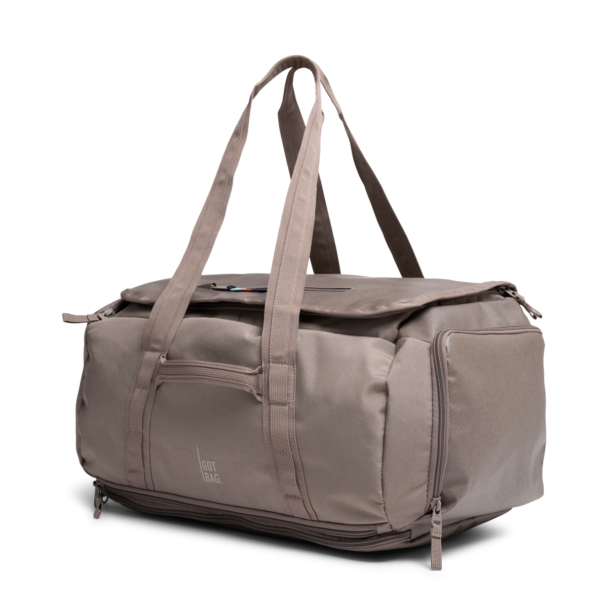 DUFFLE PACK Tasche in oyster (klassisches Taupe-Braun) in diagonaler Ansicht.