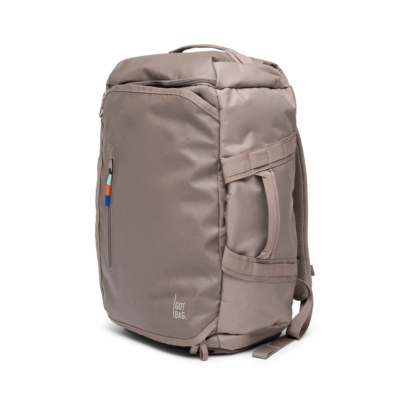 DUFFLE PACK Tasche in oyster (klassisches Taupe-Braun) in Diagonalansicht.