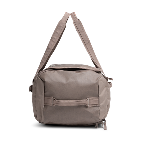 DUFFLE PACK Tasche in oyster (klassisches Taupe-Braun) in Seitenansicht.
