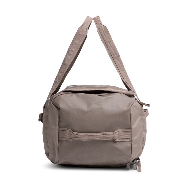 DUFFLE PACK Tasche in oyster (klassisches Taupe-Braun) in Seitenansicht.