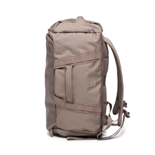 DUFFLE PACK Tasche in oyster (klassisches Taupe-Braun) in Seitenansicht.