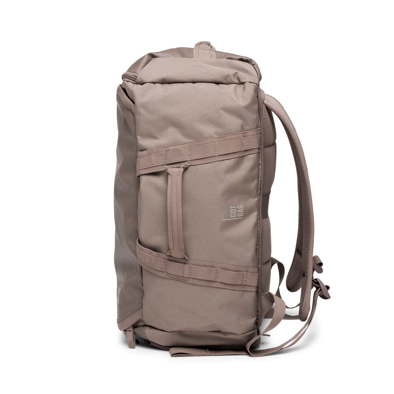 DUFFLE PACK Tasche in oyster (klassisches Taupe-Braun) in Seitenansicht.