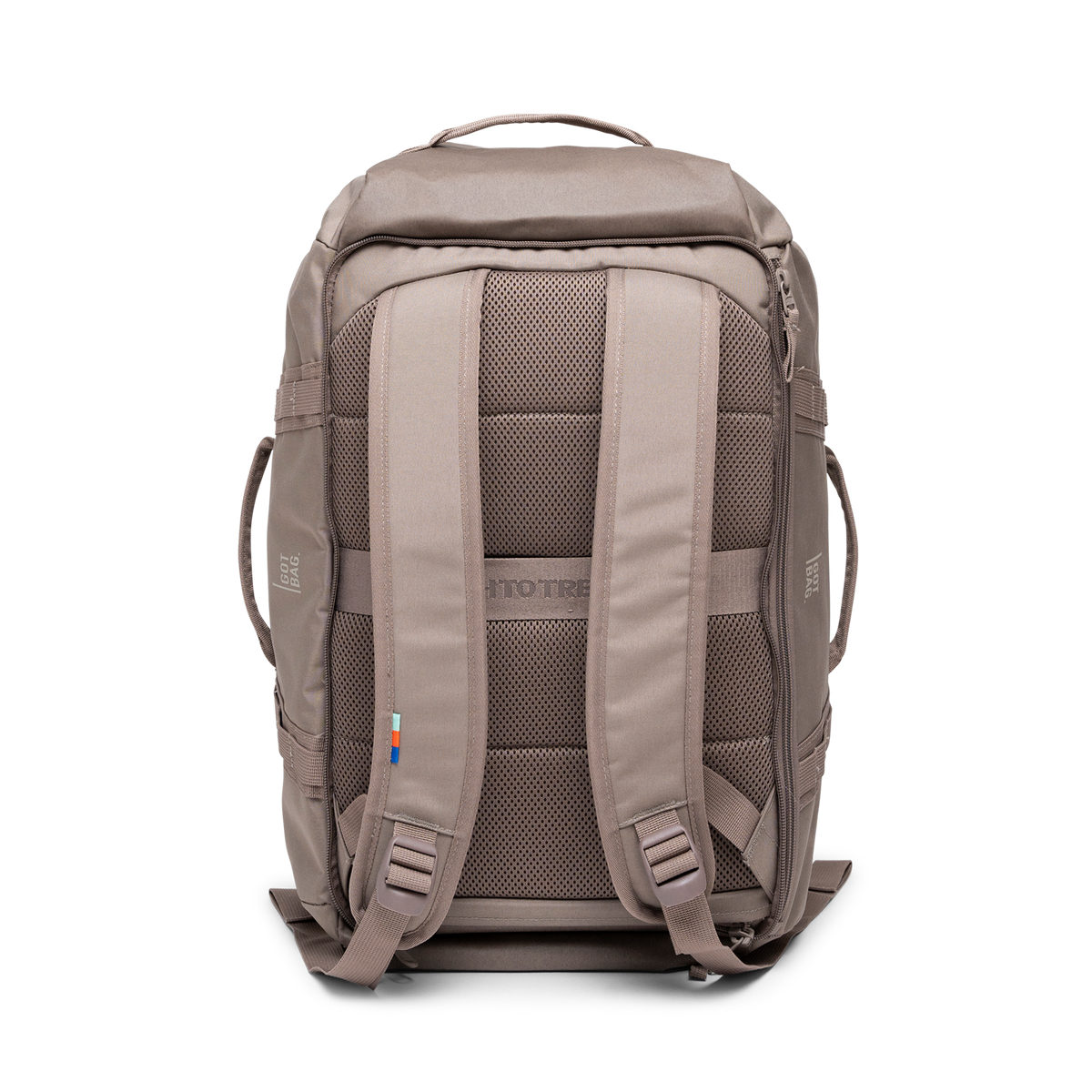 DUFFLE PACK Rucksack in oyster (klassisches Taupe-Braun) in Rückenansicht.