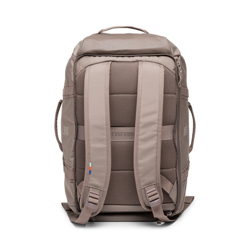 DUFFLE PACK Rucksack in oyster (klassisches Taupe-Braun) in Rückenansicht.
