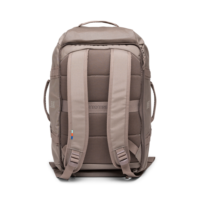 DUFFLE PACK Rucksack in oyster (klassisches Taupe-Braun) in Rückenansicht.