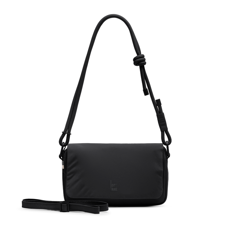 FACET BAG Tasche in black (Schwarz) als Studioaufnahme in Frontansicht.