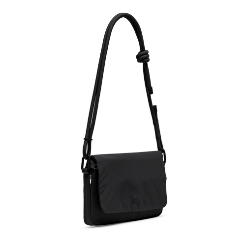 FACET BAG Tasche in black (Schwarz) als Studioaufnahme in diagonaler Ansicht.