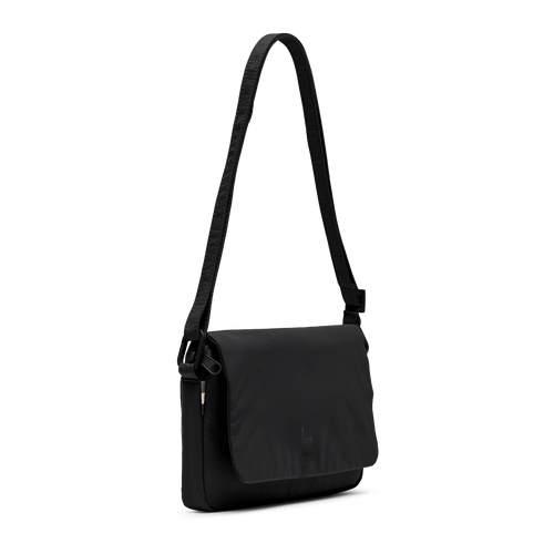 FACET BAG Tasche in black (Schwarz) in diagonaler Ansicht mit Tragegurt.