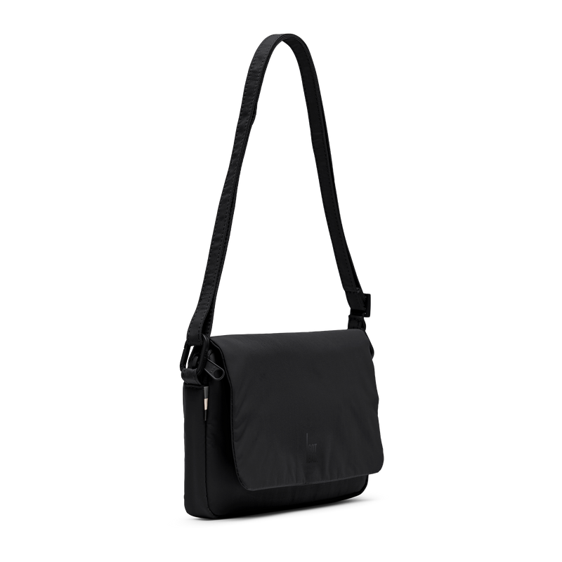 FACET BAG Tasche in black (Schwarz) in diagonaler Ansicht mit Tragegurt.