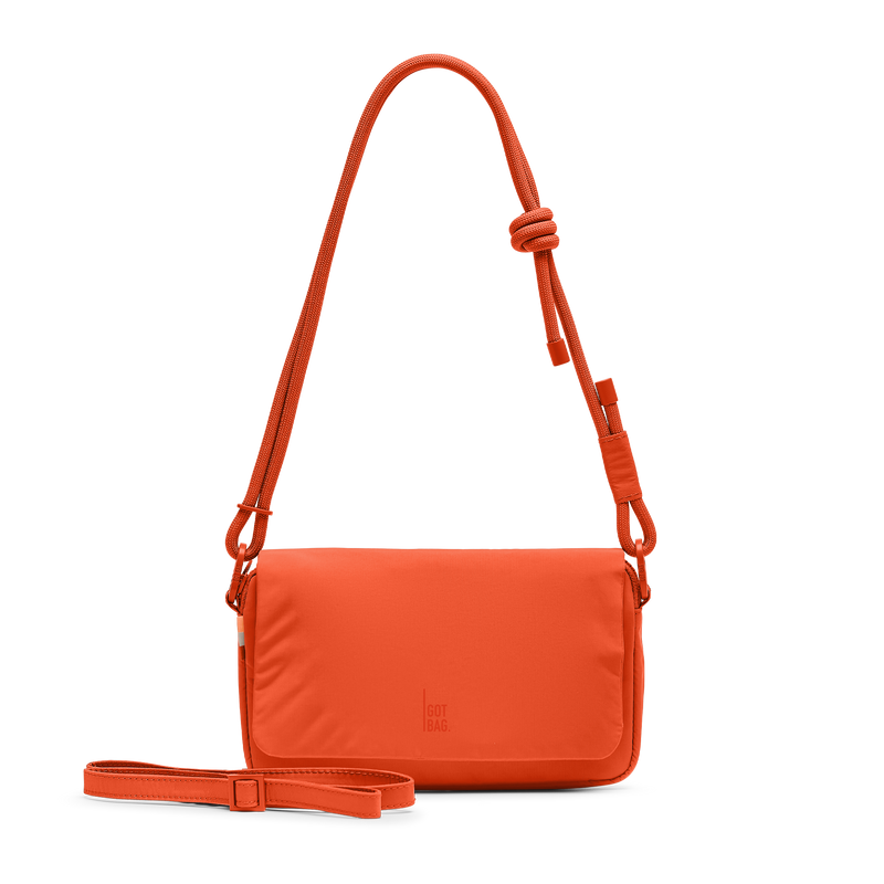 FACET BAG Tasche in hot coral (knalliges Orange) als Studioaufnahme in Frontansicht mit Trageriemen.