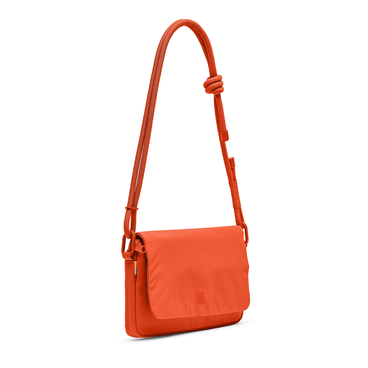 FACET BAG Tasche in hot coral (knalliges Orange) als Studioaufnahme in Schrägansicht.
