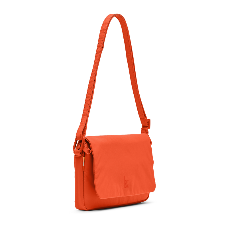 FACET BAG Tasche in hot coral (knalliges Orange) in diagonaler Ansicht.