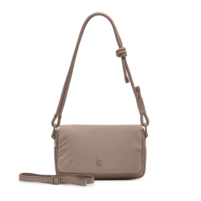 FACET BAG Tasche in oyster (klassisches Taupe-Braun) als Studioaufnahme in Frontansicht.
