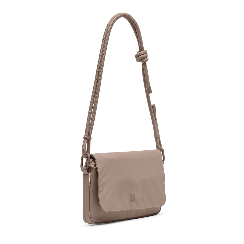 FACET BAG Tasche in oyster (klassisches Taupe-Braun) als Studioaufnahme in diagonaler Ansicht.