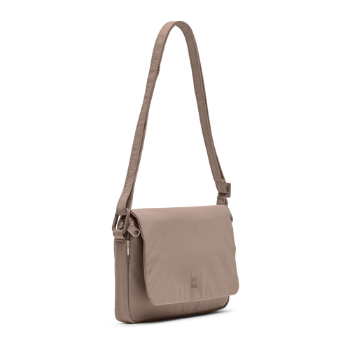 FACET BAG Tasche in oyster (klassisches Taupe-Braun) in diagonaler Ansicht.