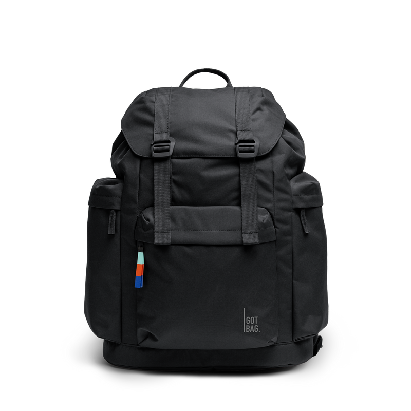 FLAP PACK LARGE Rucksack in black als Studioaufnahme in Frontansicht.