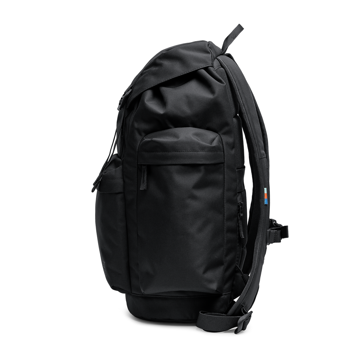 FLAP PACK LARGE Rucksack in black (Schwarz) als Studioaufnahme in Seitenansicht.