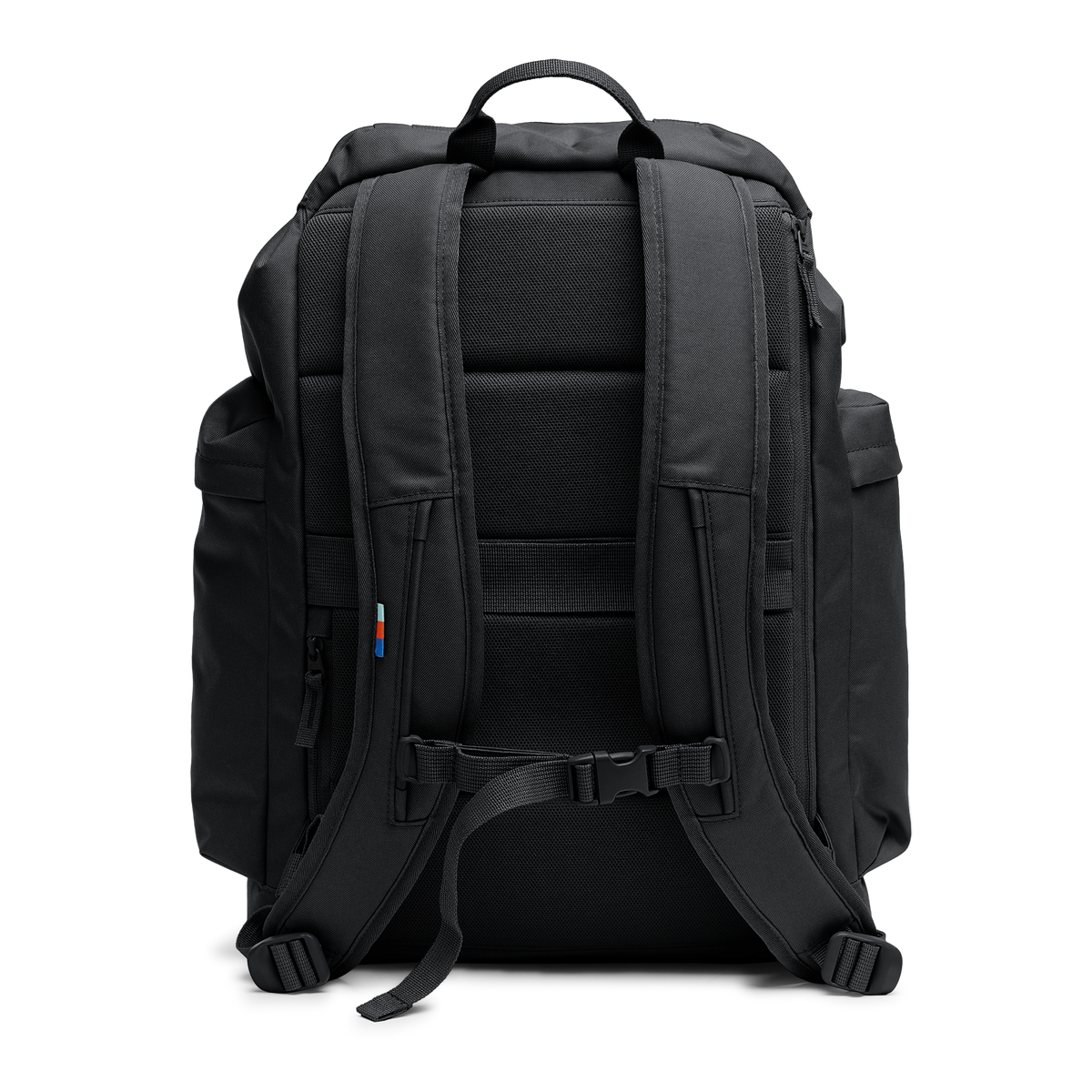 FLAP PACK LARGE Rucksack in black (Schwarz) als Studioaufnahme in Rückansicht.