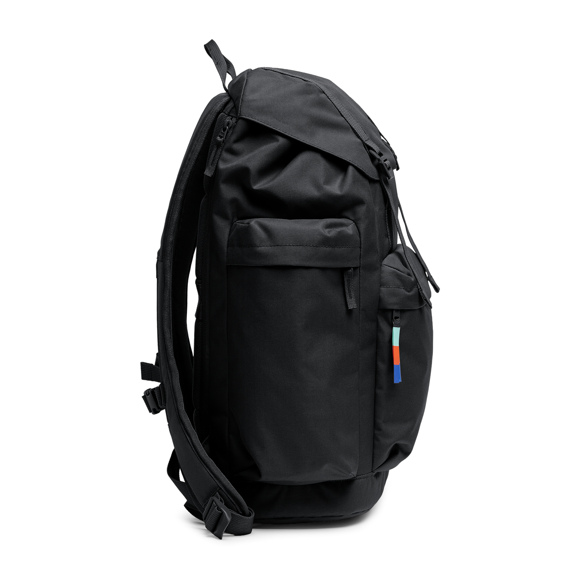 FLAP PACK LARGE Rucksack in black (Schwarz) als Studioaufnahme in Seitenansicht.