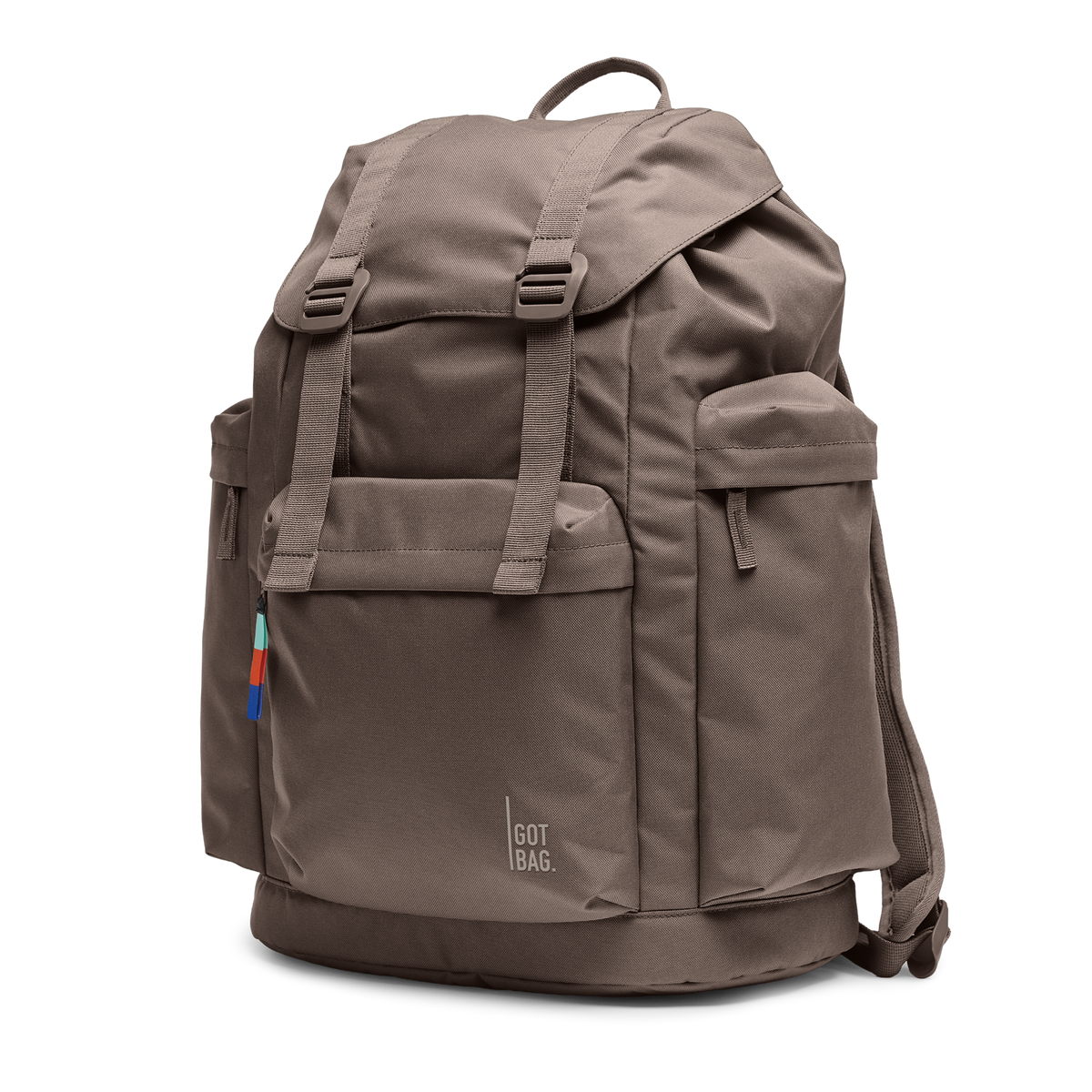 FLAP PACK LARGE Rucksack in oyster (klassisches Taupe-Braun) in Schrägansicht.