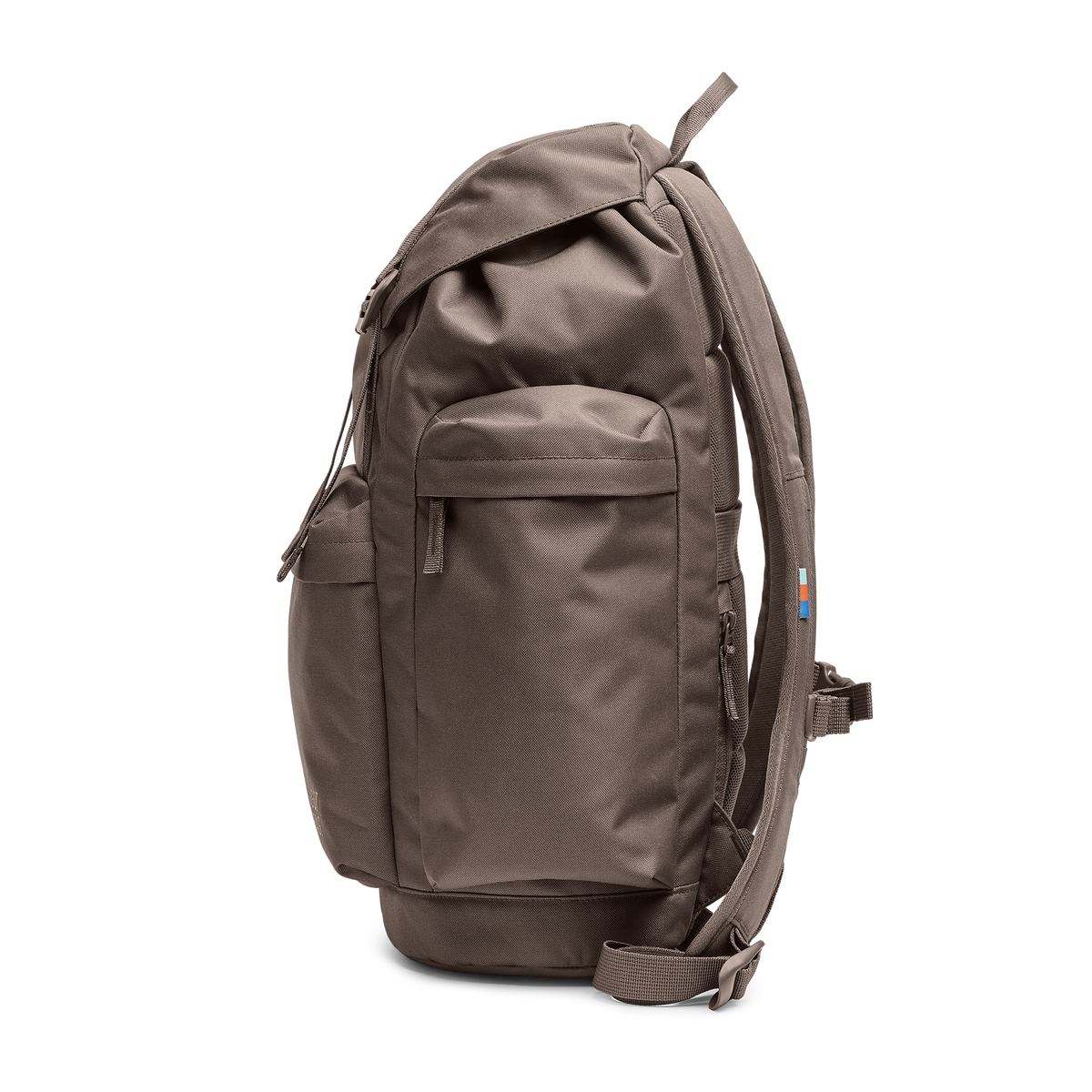 FLAP PACK LARGE Rucksack in oyster (klassisches Taupe-Braun) in Seitenansicht.