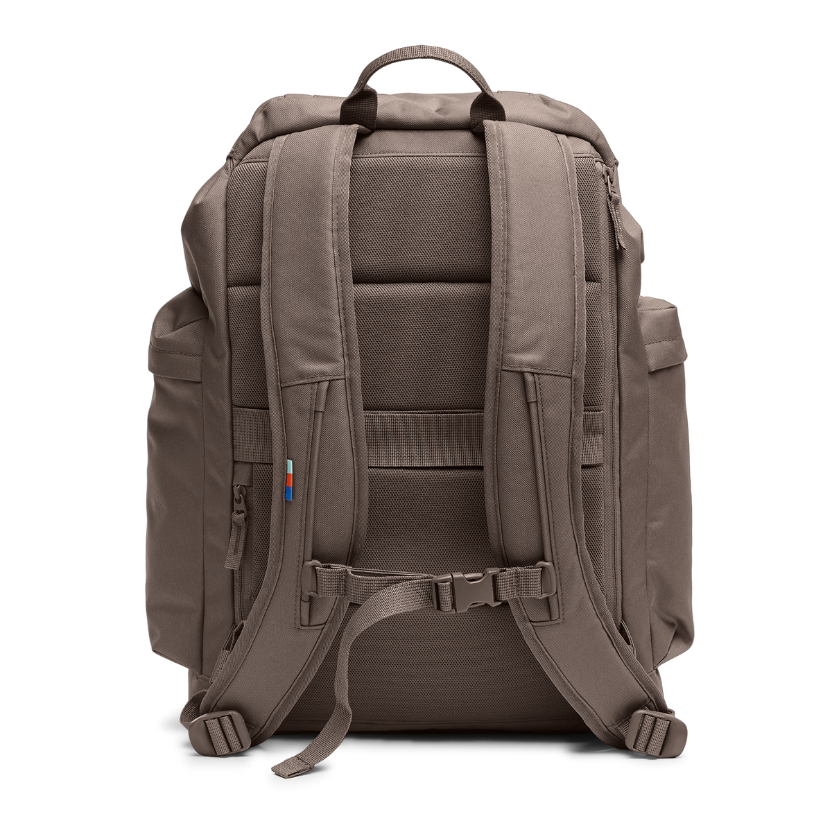 FLAP PACK LARGE Rucksack in oyster (klassisches Taupe-Braun) in Rückansicht.