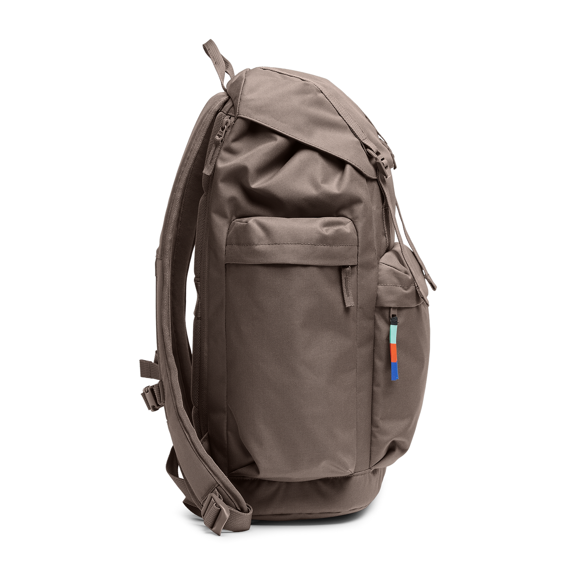 FLAP PACK LARGE Rucksack in oyster (klassisches Taupe-Braun) als Seitenansicht.