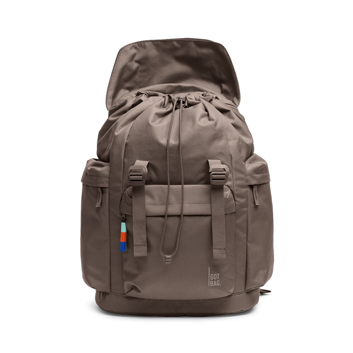 FLAP PACK LARGE Rucksack in oyster (klassisches Taupe-Braun) offen in Frontansicht.