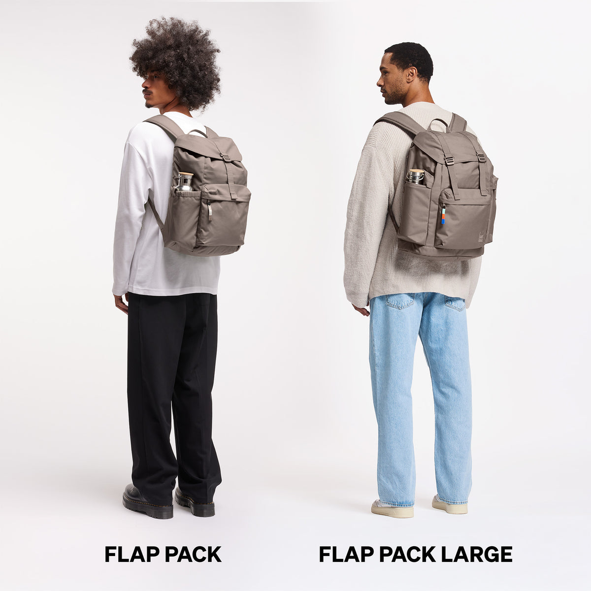 Zwei Männer zeigen FLAP PACK und FLAP PACK LARGE Rucksäcke in oyster (klassisches Taupe-Braun) im Größenvergleich.