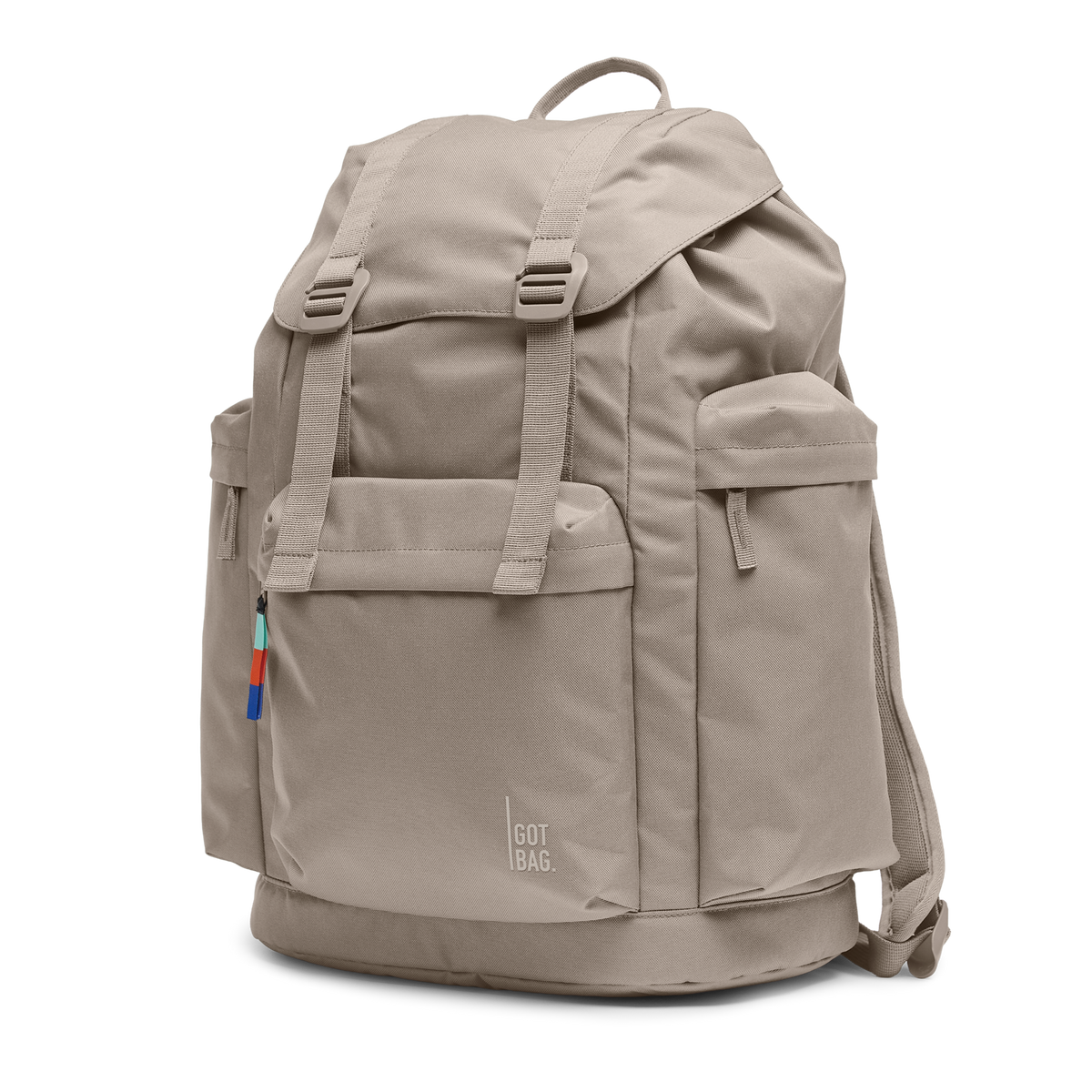 FLAP PACK LARGE Rucksack in scallop (helles Beige) in diagonaler Ansicht.