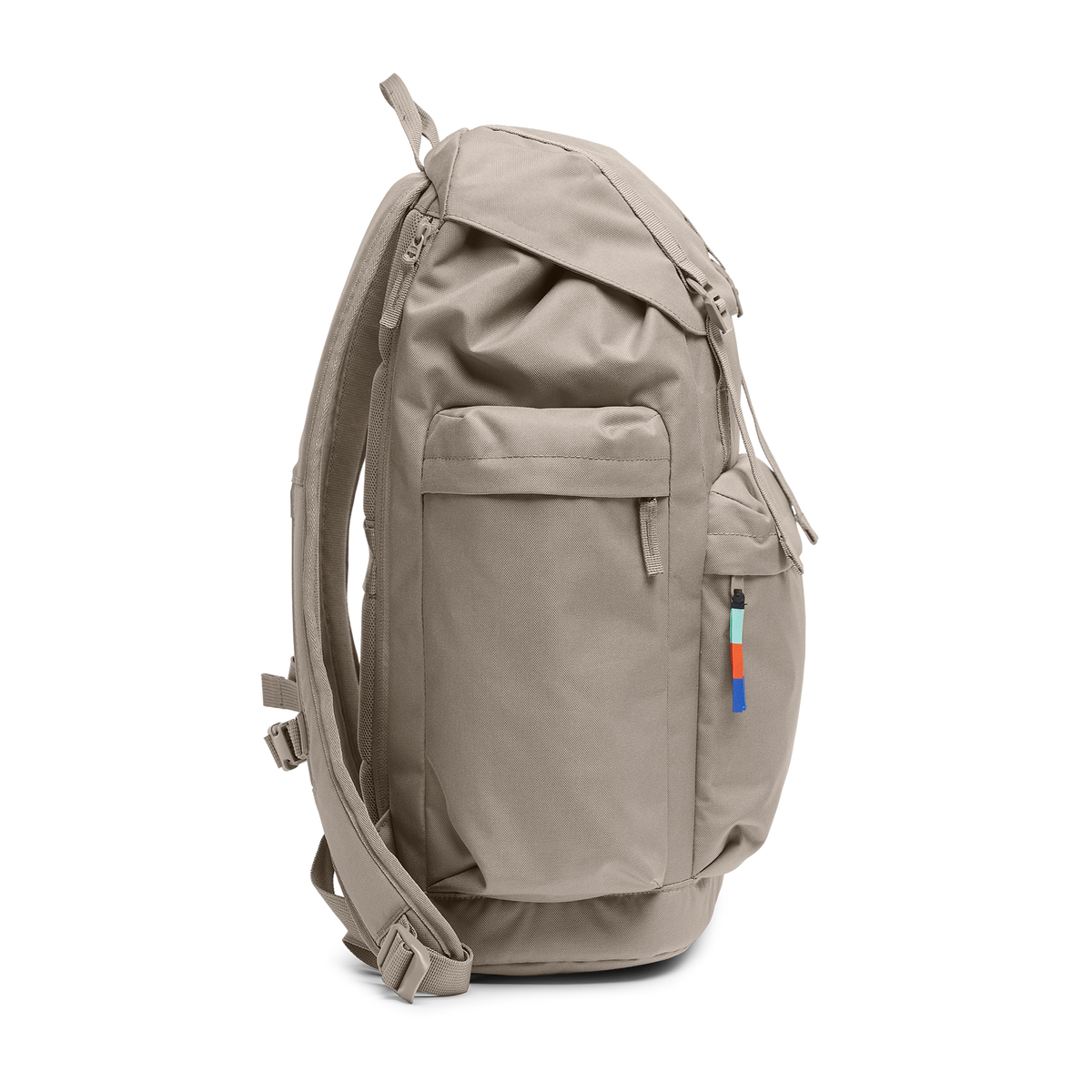 FLAP PACK LARGE Rucksack in scallop (helles Beige) als Seitenansicht.