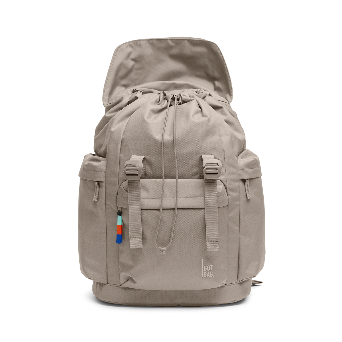 FLAP PACK LARGE Rucksack in scallop (helles Beige) als Studioaufnahme in Frontansicht.