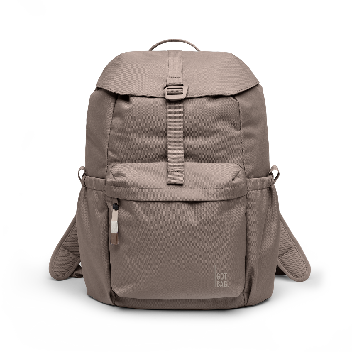 FLAP PACK plecak w kolorze oyster (klasyczny brązowo-szary) jako zdjęcie studyjne z przodu.