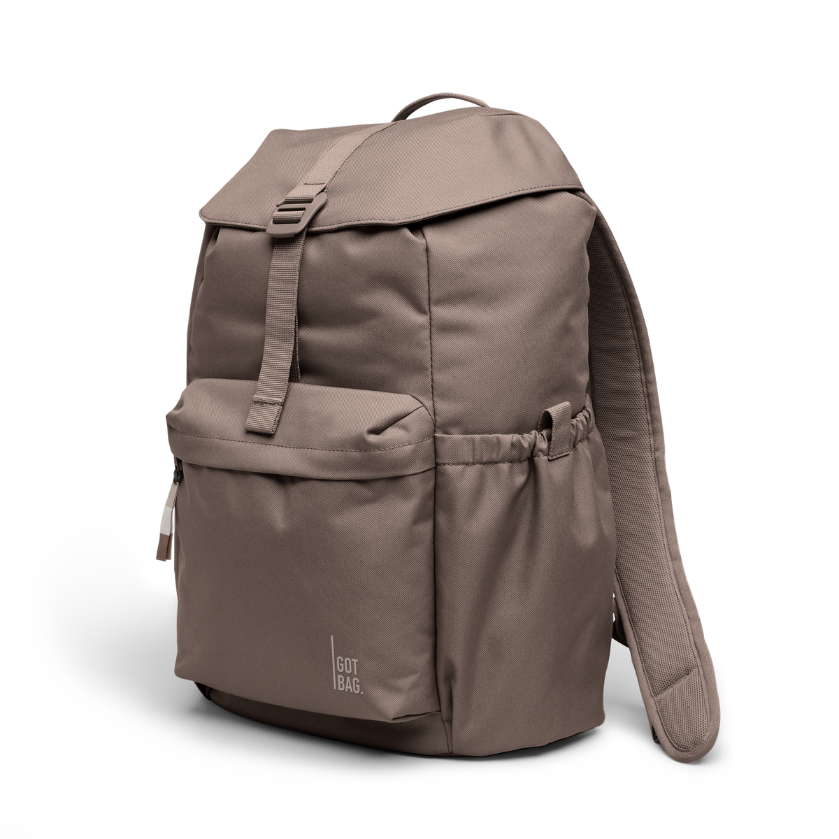 FLAP PACK Rucksack in oyster (klassisches Taupe-Braun) in Diagonalansicht.