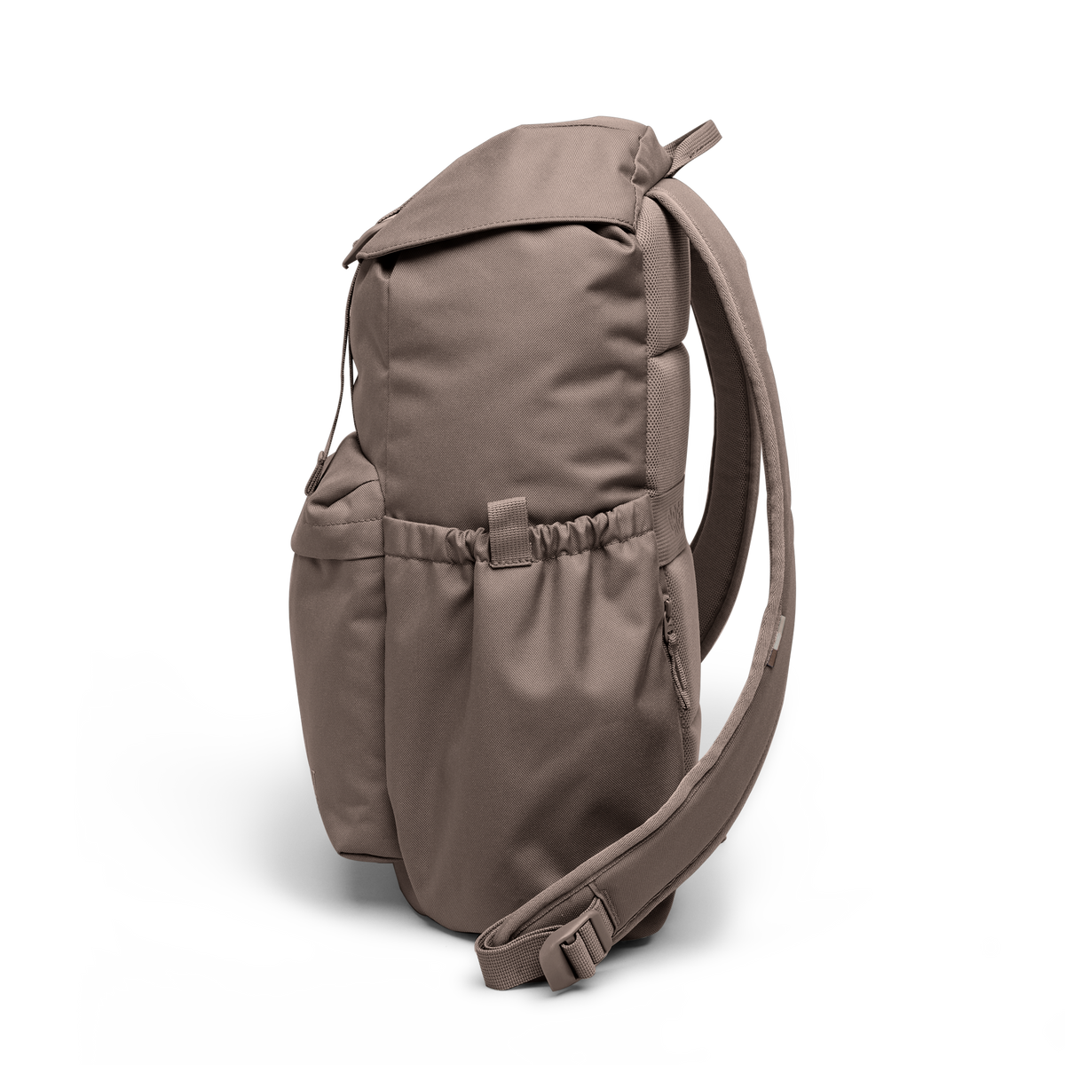 FLAP PACK Monochrome Edition Rucksack in oyster (klassisches Taupe-Braun) als Seitenansicht.