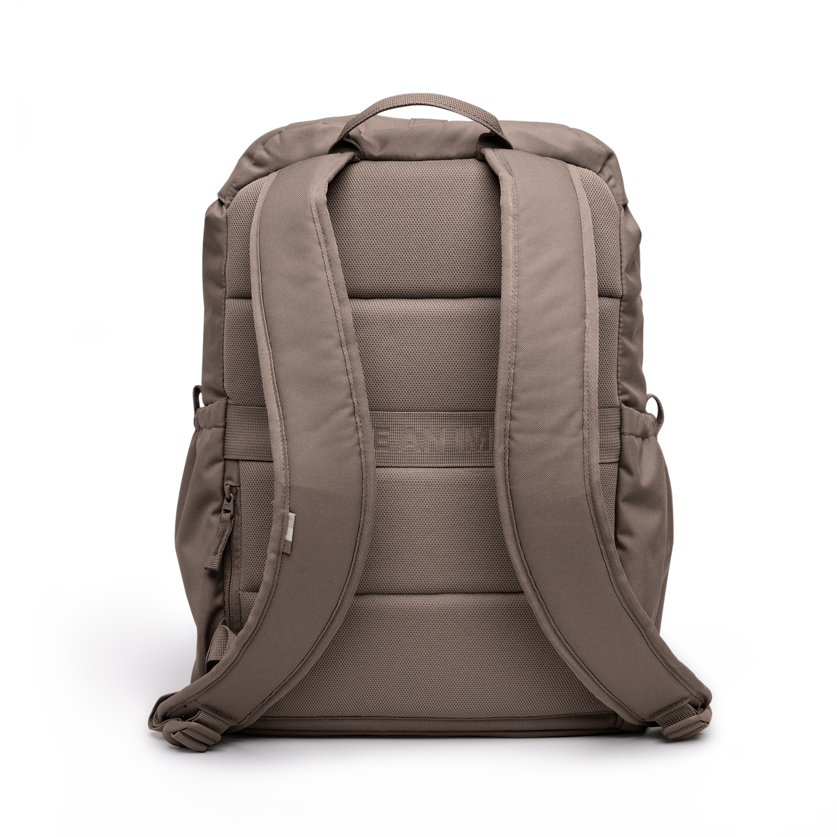FLAP PACK Rucksack in oyster (klassisches Taupe-Braun) in Rückansicht.