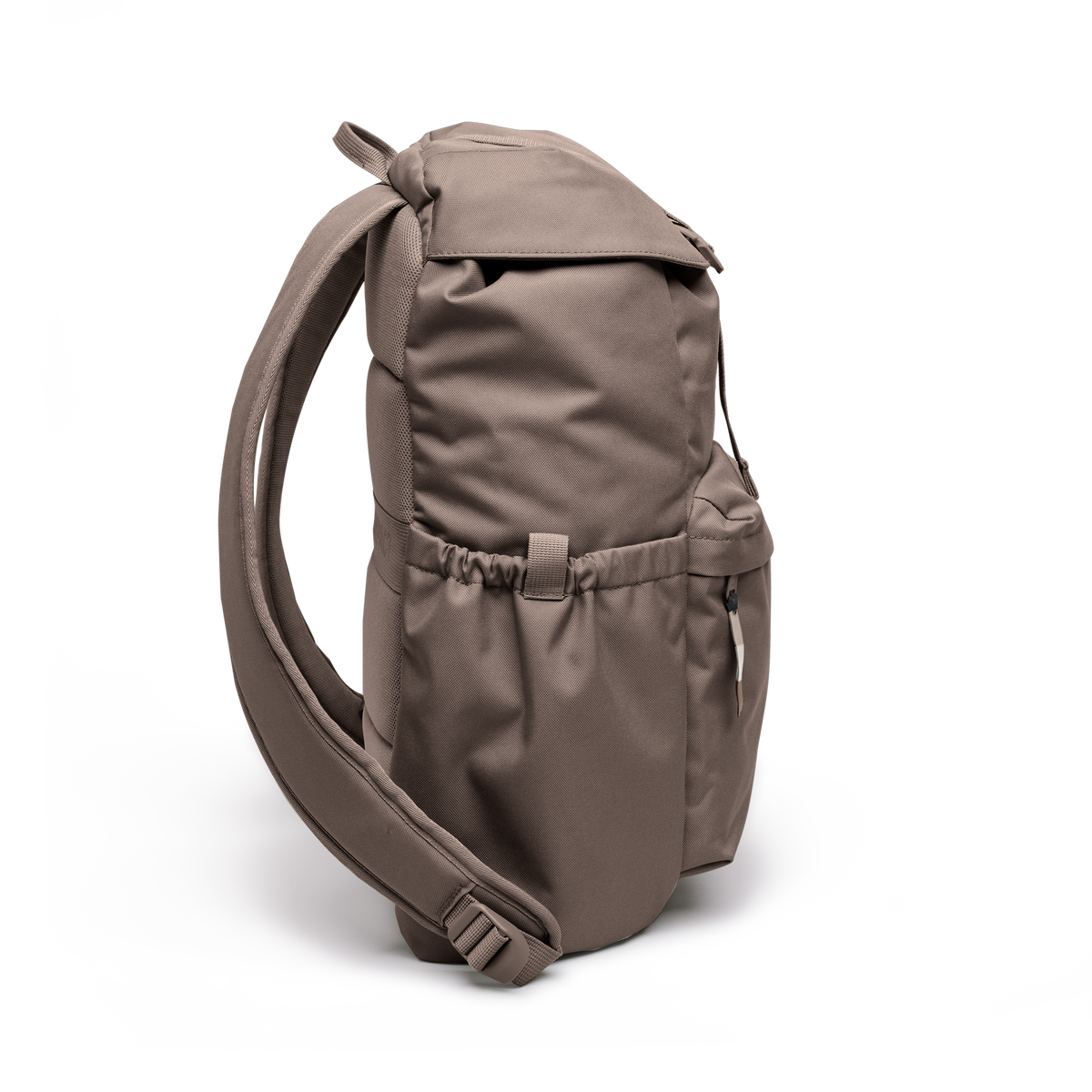 FLAP PACK Rucksack in oyster (klassisches Taupe-Braun) als Seitenansicht.