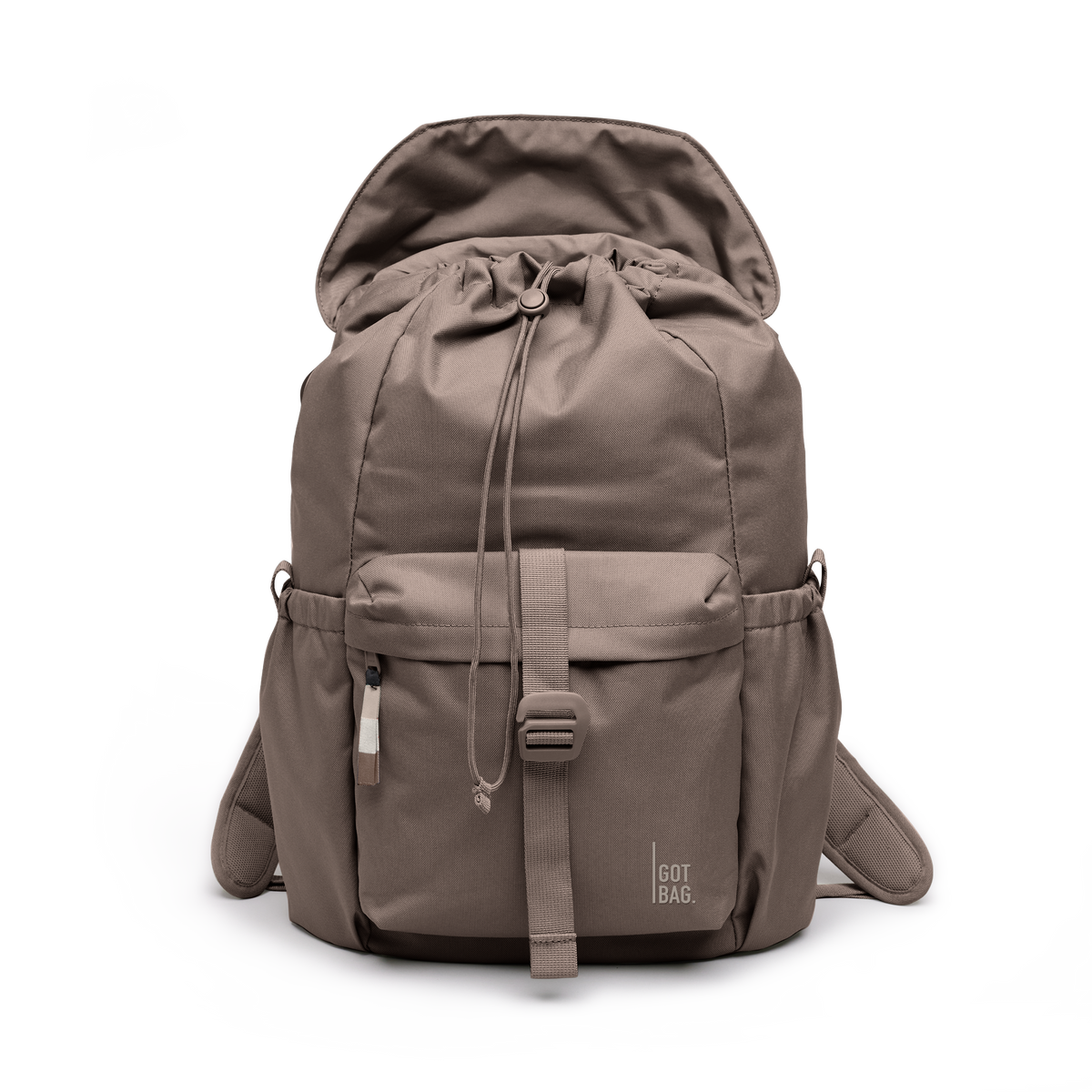 FLAP PACK Rucksack in oyster (klassisches Taupe-Braun) in Frontansicht.