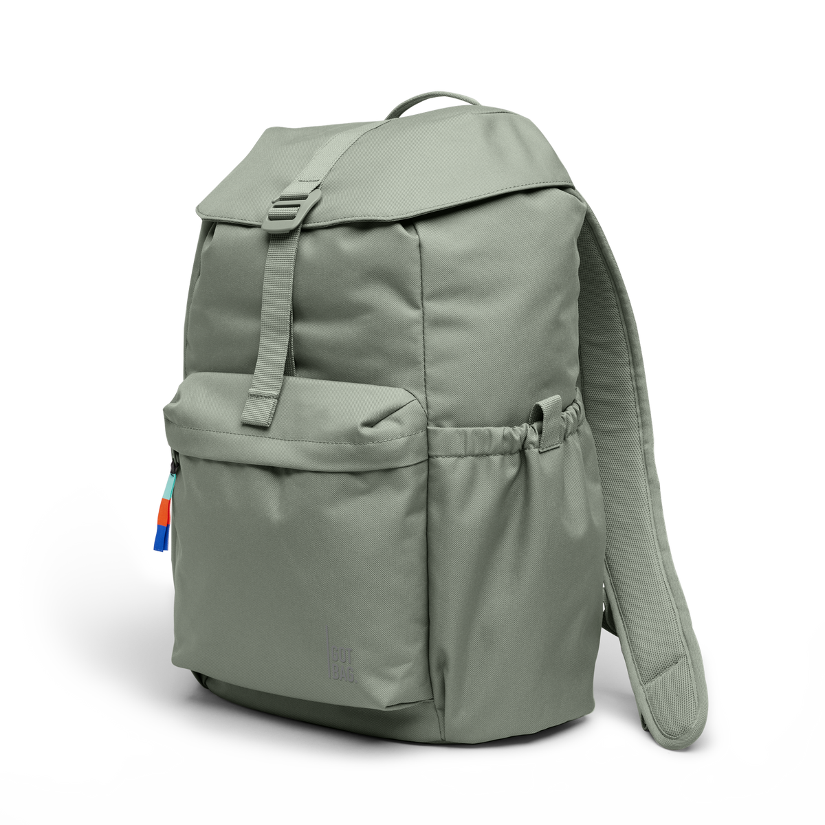 FLAP PACK Rucksack in bass (Salbeigrün) als Studioaufnahme in diagonaler Ansicht.