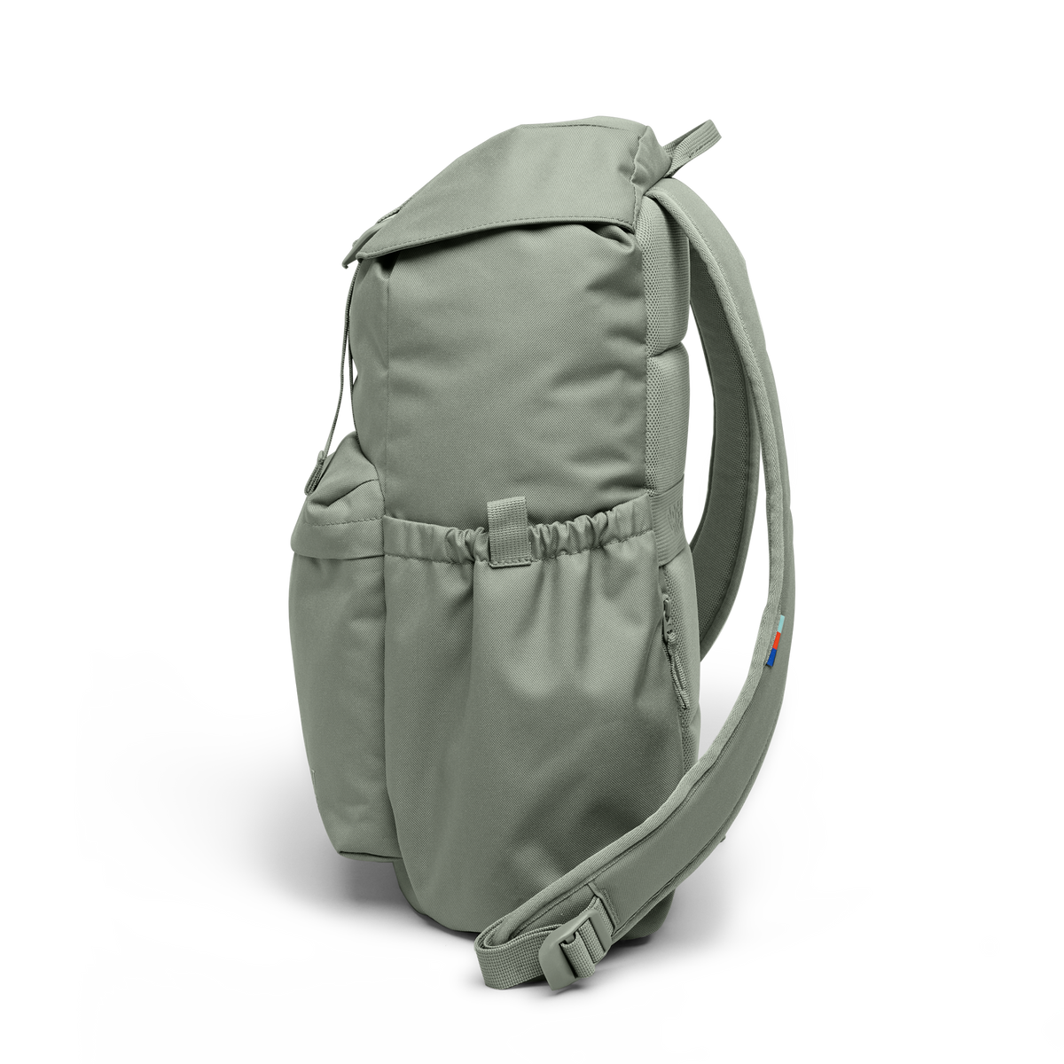 FLAP PACK Rucksack in bass (Salbeigrün) als Seitenansicht.