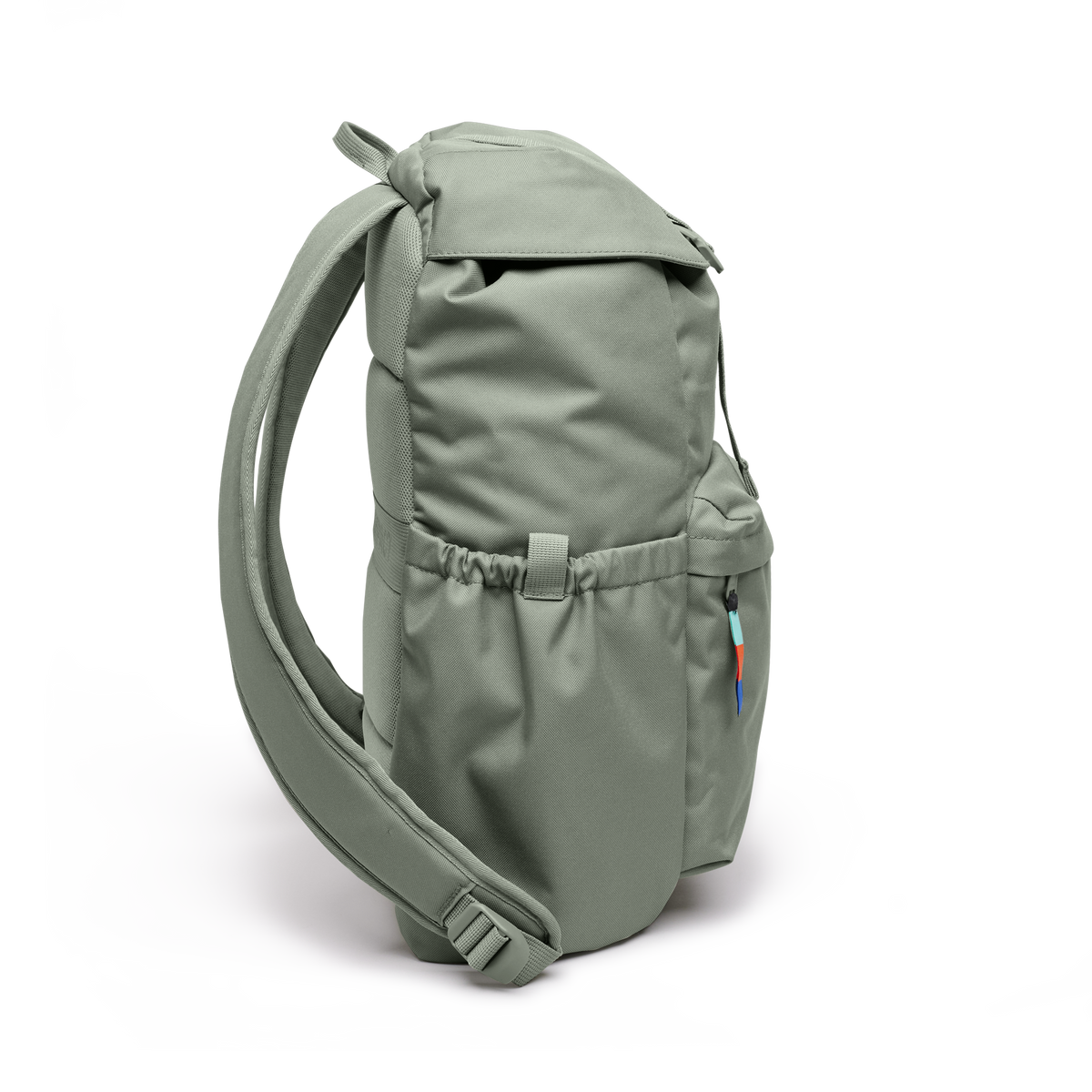 FLAP PACK Rucksack in bass (Salbeigrün) in Seitenansicht.
