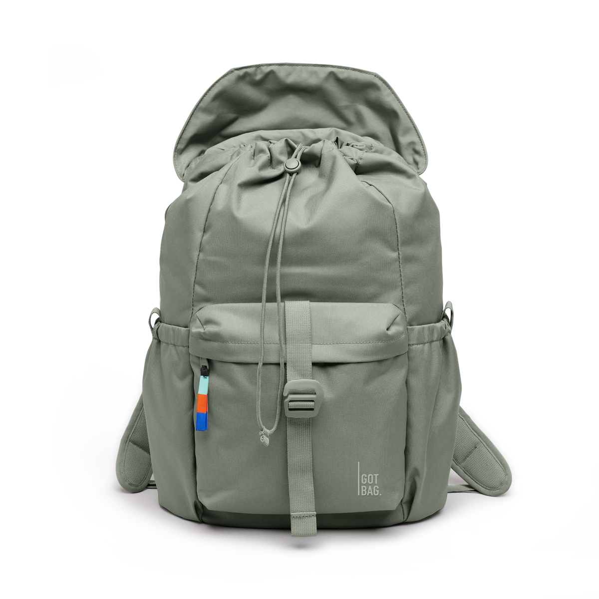 FLAP PACK Rucksack in bass (Salbeigrün) als Studioaufnahme in Frontansicht.